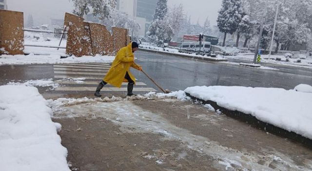 Kar Yağışı Sonrası Yürüyüş Yollarında Güvenlik İçin Büyükşehir Sahada