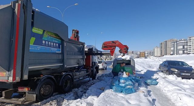 Onikişubat’ta kar mesaisi: Tüm ekipler sahada, çalışmalar aralıksız sürüyor