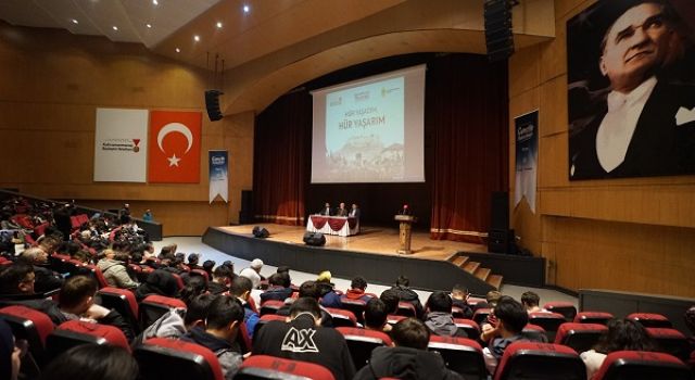 “Hür Yaşadım, Hür Yaşarım” Konferansı Gençleri Millî Mücadele Ruhu ile Buluşturdu