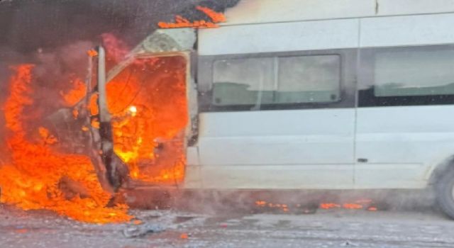 Seyir halindeki minibüs alev topuna döndü