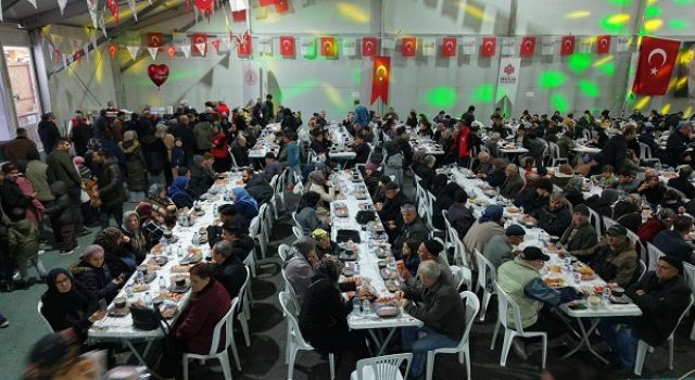 Sofralar Kuruldu, Gönüller Bir Oldu; Neşe Ramazan Sokağı’na Taştı