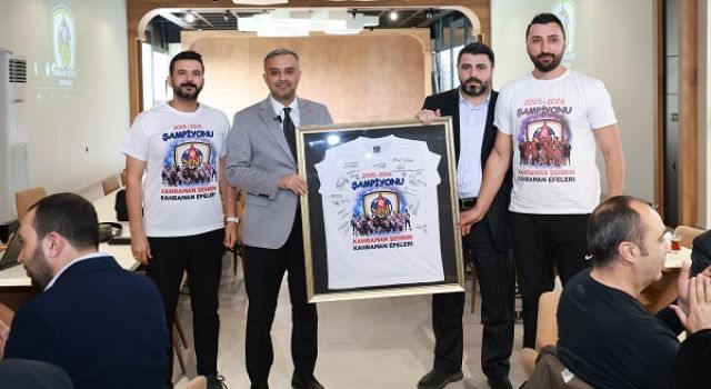 Başkan Toptaş, Efeler Ligi’ne yükselen Onikişubat Belediye Spor ile şampiyonluk yemeğinde buluştu