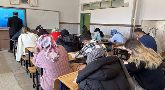 Gençler Gerçek Sınav Atmosferini Yaşadı; Büyükşehir’in Deneme Sınavına Yoğun İlgi