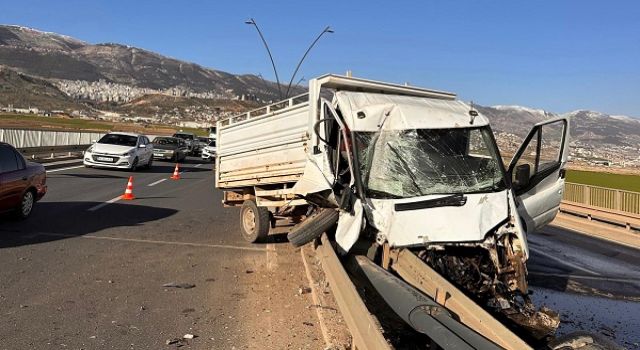Kamyonet bariyere ok gibi saplandı