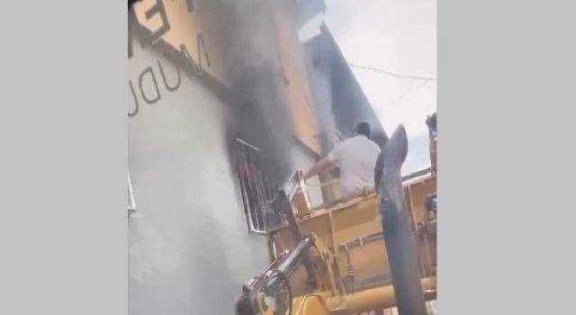 Onikişubat Belediyesi personelinden ev yangınına örnek müdahale