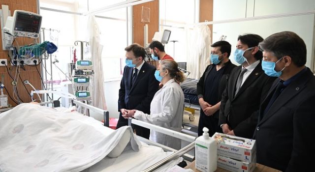 AK Parti Sağlık Politikalarından Sorumlu Genel Başkan Yardımcısı Halit Yerebakan, KSÜ Tıp Fakültesi Hastanesi’nde Yaralıları Ziyaret Etti