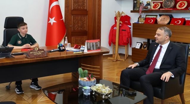 Başkan Hanifi Toptaş, 23 Nisan’da koltuğunu minik Halil Sami’ye devretti