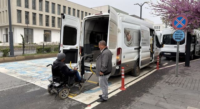 Büyükşehir, Sınav Günü de Özel Gereksinimli Vatandaşları Yalnız Bırakmadı