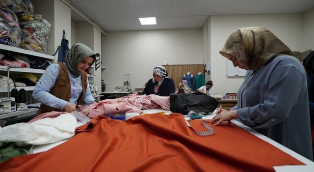 KAMEK’te Kadınlar Hem Öğreniyor Hem Üretiyor