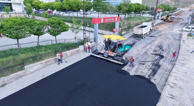 Büyükşehir, Elbistan Devlet Hastanesi Yolunu Sıcak Asfaltla Kaplıyor