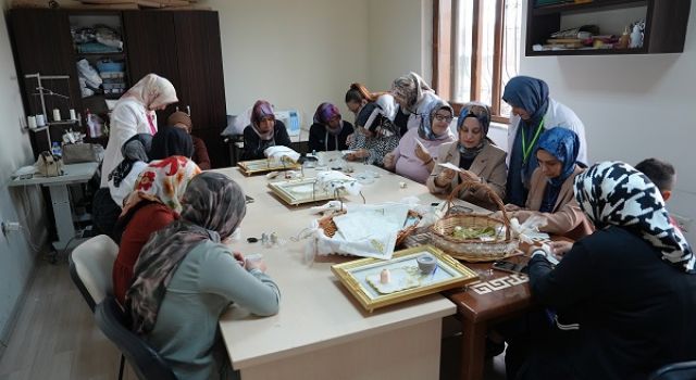 Büyükşehir’in Geri Dönüşüm Atölyesinde Kadın Emeği Göz Doldurdu