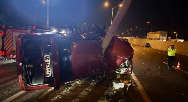 Kahramanmaraş’ta Feci Kaza: Otomobil Direğe Çarptı, 1’i Ağır 2 Yaralı