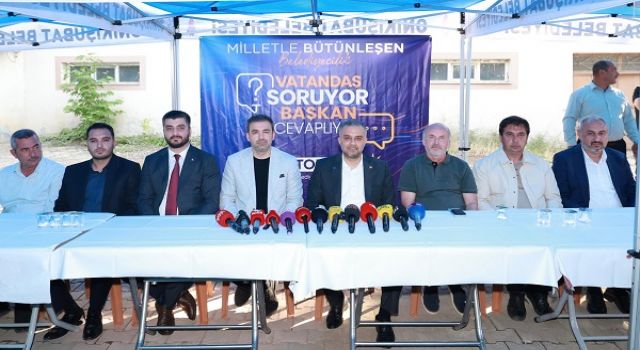 Başkan Toptaş önce aşure dağıttı, sonra vatandaşların sorularını yanıtladı