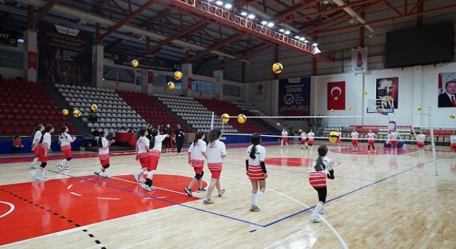 Büyükşehir’den Kadın Voleyboluna Güçlü Altyapı Desteği