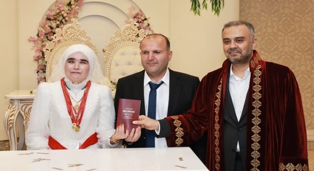 Kahramanmaraş’ta sevgi engel tanımadı: Doğuştan görme engelli iki öğretmen hayatlarını birleştirdi