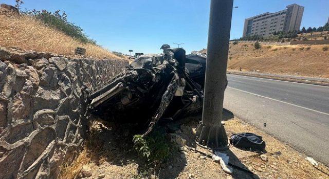 Otomobil KGYS direğine çarptı: 2 ağır yaralı
