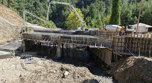 Andırın’da 53 Yıllık Köprünün Yerine Yeni Köprü Yükseliyor