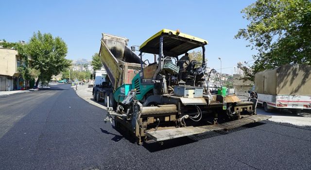 Büyükşehir, Gazneliler Caddesi’nde Son Kat Asfalt Serimini Sürdürüyor
