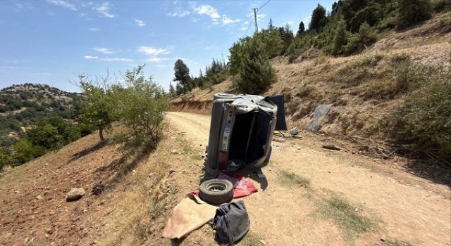 Çağlayancerit’te otomobil kontrolden çıktı: 3 yaralı