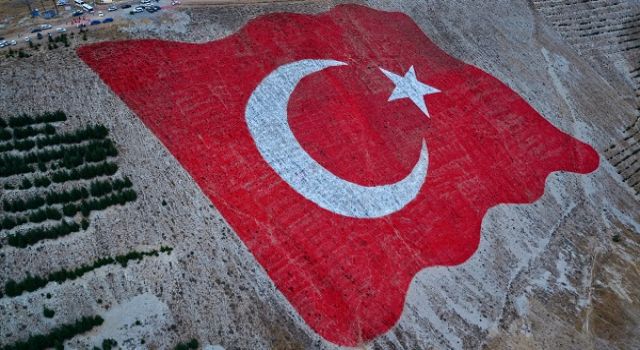 Dünyanın en büyük Türk bayrağında anlamlı 30 Ağustos Bayrağa Saygı Yürüyüşü
