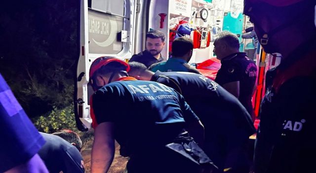 Köprü altında çamura saplanan yaşlı adam kurtarıldı