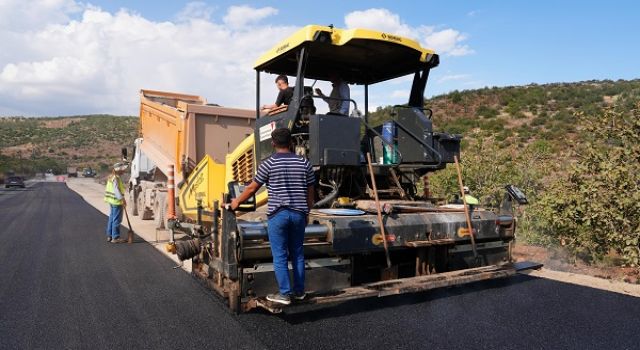 Büyükşehir, Türkoğlu Kırsalında Asfalt Mesaisini Sürdürüyor