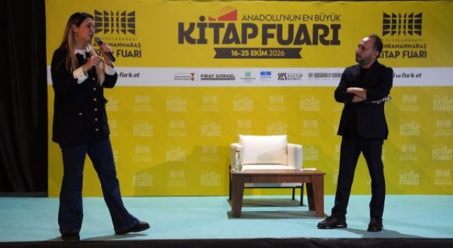 Fulya Öztürk ve Türker Akıncı Kitap Fuarında Sevenleriyle Buluştu
