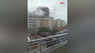 Şiddetli Rüzgar Apartmanın Çatısını Uçurdu