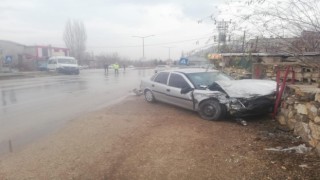 Otomobil İle Minibüs Çarpıştı: 3 Yaralı 