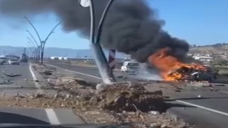 Aydınlatma direğine çarpan otomobil yandı sürücüsü öldü 