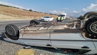 Kahramanmaraş’ta lastiği patlayan otomobil takla attı 