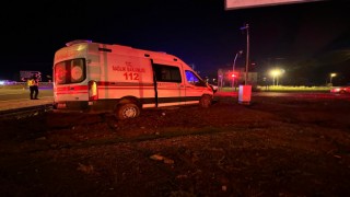 Ambulans ile otomobi çarpıştı: 9 yaralı 