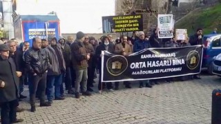 Orta hasarlı bina sakinleri yürüyerek tepki gösterdi   