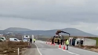Kamyon devrildi: 2 yaralı