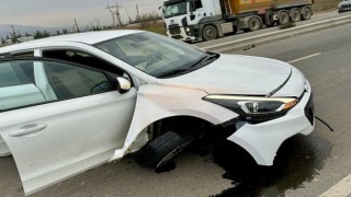Otomobil refüje çarptı: 3 yaralı 