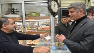 Yeniden Refah Partisi Kahramanmaraş Büyükşehir Belediye Başkan Adayı Muhammet Aydoğar dertleri dinliyor