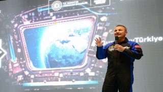 Bakan Kacır ve İlk Türk Astronot Gezeravcı, Gençlerle Buluştu