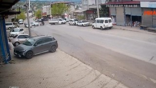 Otomobille çarpışan motosiklet sürücüsü hayatını kaybetti