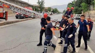 Kahramanmaraş’ta bina çatısına düşen çocuğu itfaiye ekipleri kurtardı 