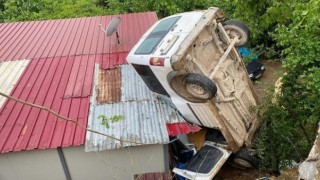 Kahramanmaraş’ta hafif ticari araç evin çatısına uçtu