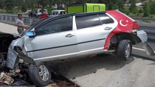 Kahramanmaraş’ta otomobil bariyerlere çarptı