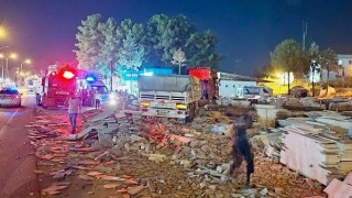 Kahramanmaraş’ta tır mermer atölyesine girdi: 1 yaralı 