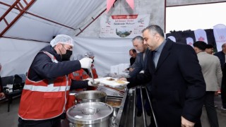 Başkan Hanifi Toptaş, ilk iftarını depremzede vatandaşlarla açtı
