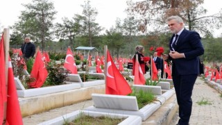 DEPREM ŞEHİTLERİ KABİRLERİ BAŞINDA ANILDI
