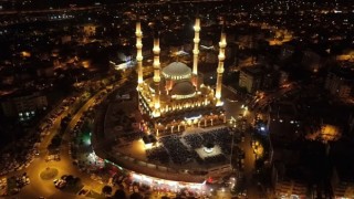 Kadir Gecesi'nde Abdulhamid Han Camii'nde 20 Bin Kişi İbadet Etti