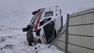 Kahramanmaraş’ta ambulans devrildi: 3 yaralı 