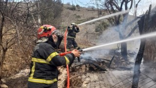 Kahramanmaraş’ta toprak ev yangında kül oldu 