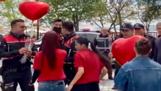 Kahramanmaraş'ta Öğrencilerden Polislere Sürpriz Kutlama