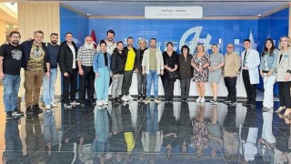 Melek Baykal ve tiyatro ekibi HG Hospital’ı ziyaret etti
