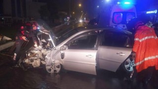 Otomobil refüje çarptı: 2 yaralı